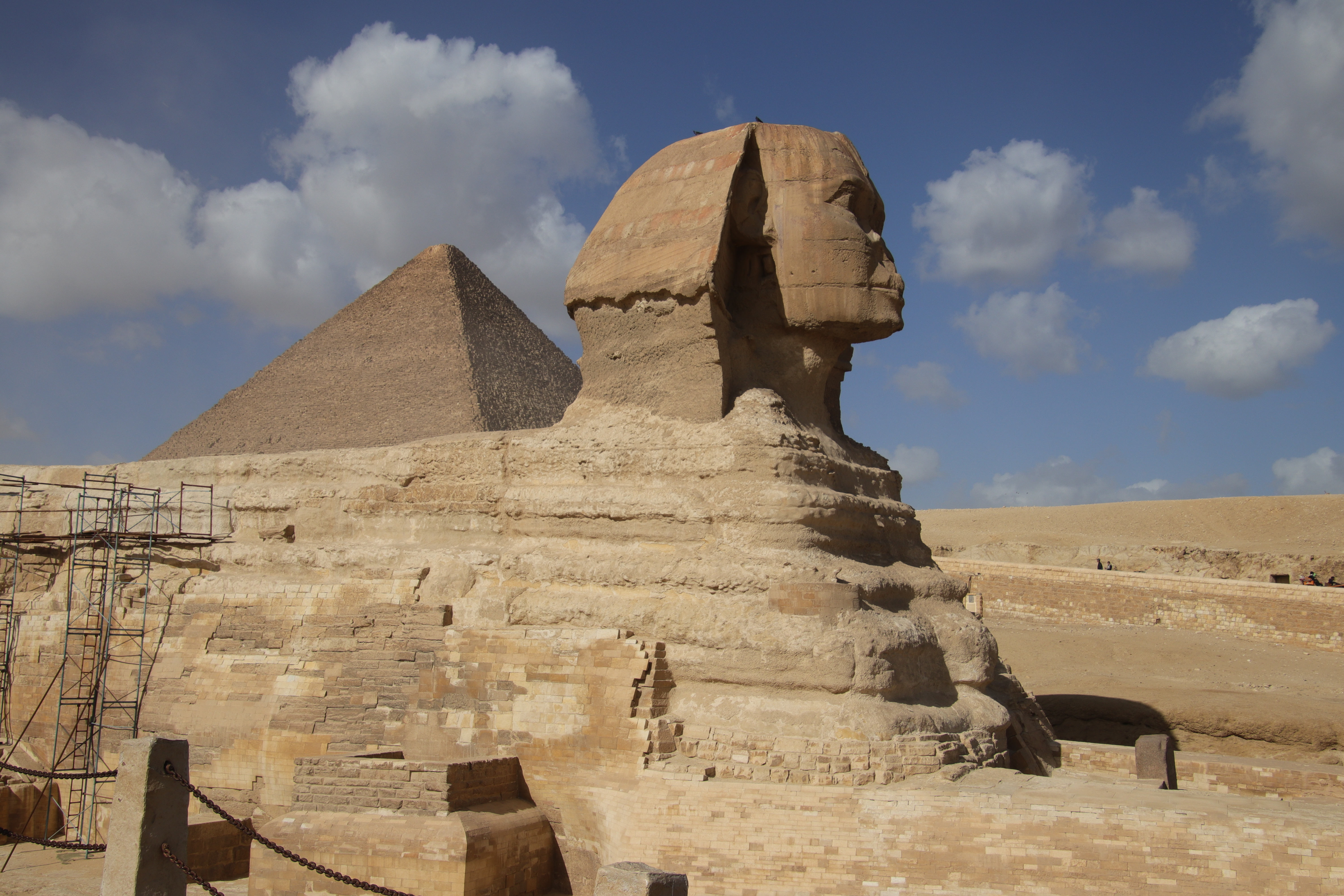 Sphinx with Khufu&rsquo;s pyramid behind