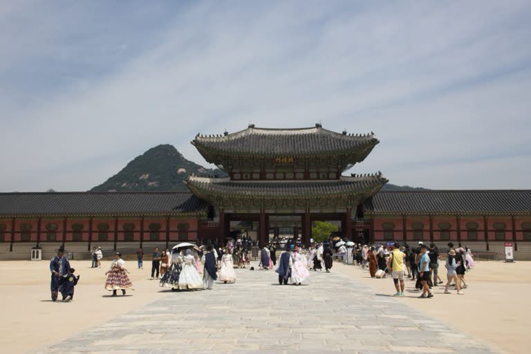 Many people wearing Hanboks
