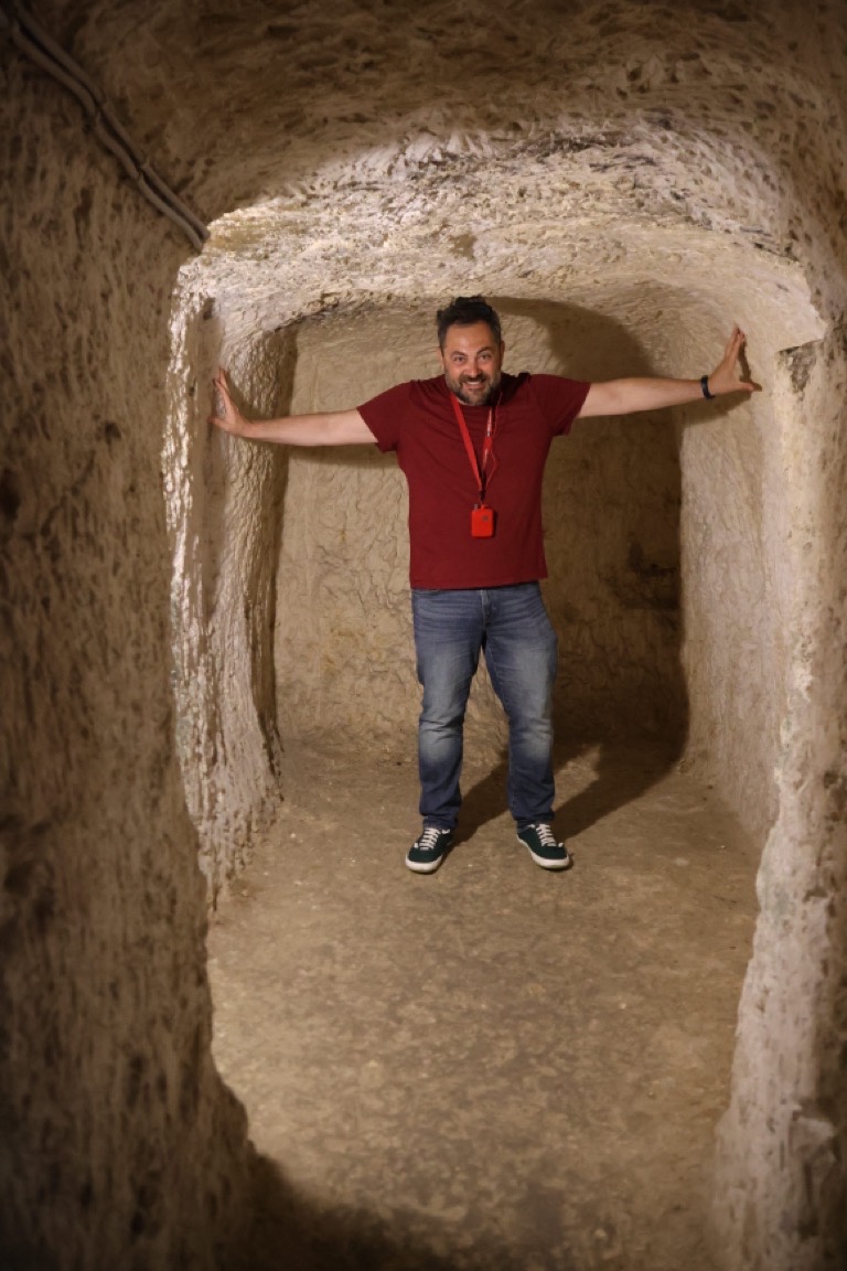 Plinio demonstrating the size of the rooms