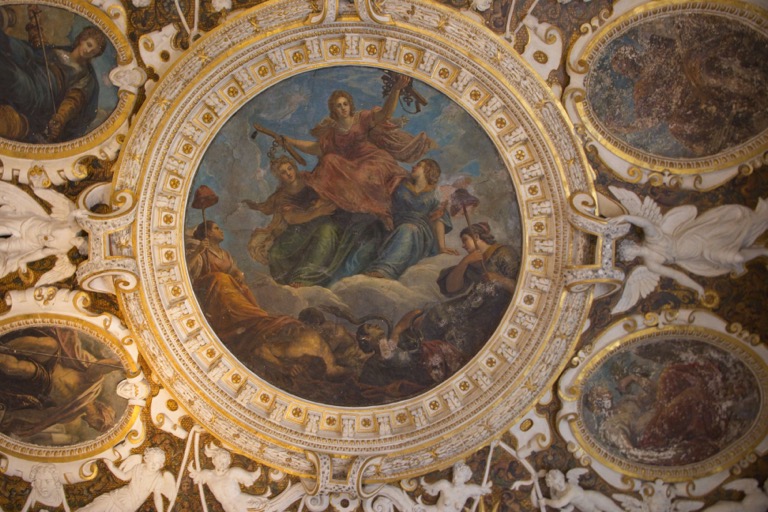 Ceiling center in the Senate